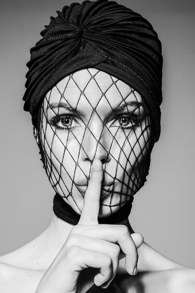 Zwart wit portret van mooie vrouw