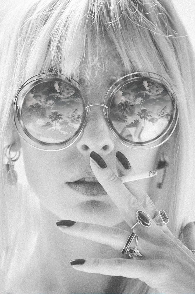 Zwart wit foto van een mooie blonde vrouw