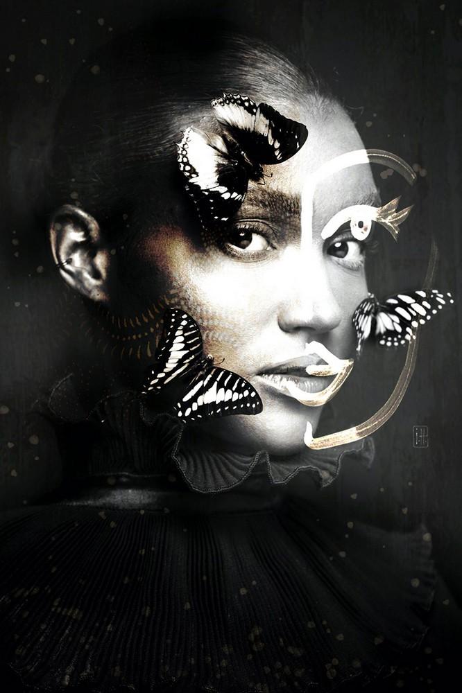 Zwart wit foto portret van vrouw met vlinders