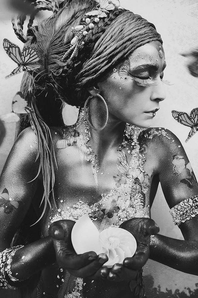 Zwart- wit schilderij: vrouw met vlinders