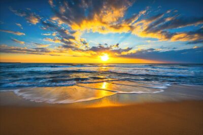 Strandfoto met stralende zonsopgang