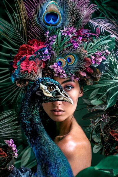 Kleurrijk portret van mooie vrouw met pauw