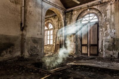 Muurkunst van een vervallen gebouw