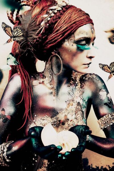 Muurdecoratie van een mooie vrouw met vlinders