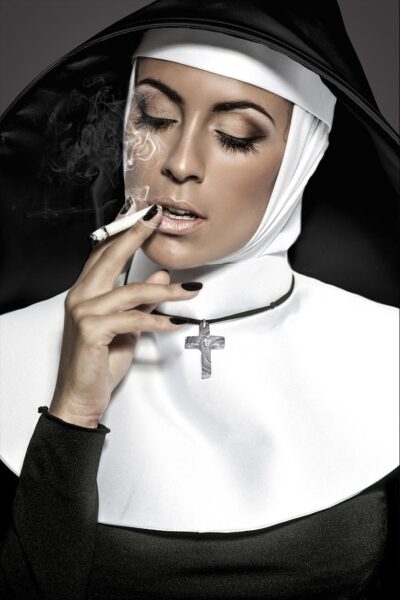 Schilderij van rokende sexy non